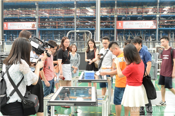 各大媒体参观百利玛现代化生产基地2.JPG